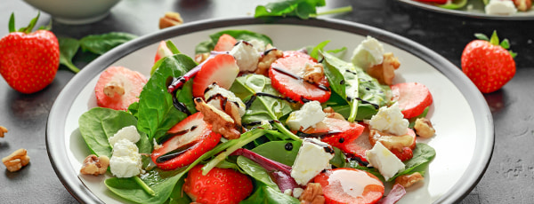 Vasaras salāti ar spinātiem un zemenēm