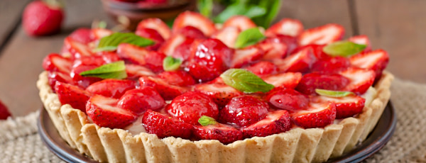 Zemeņu kotedžas pīrāgs: vasaras garša katrā kodienā